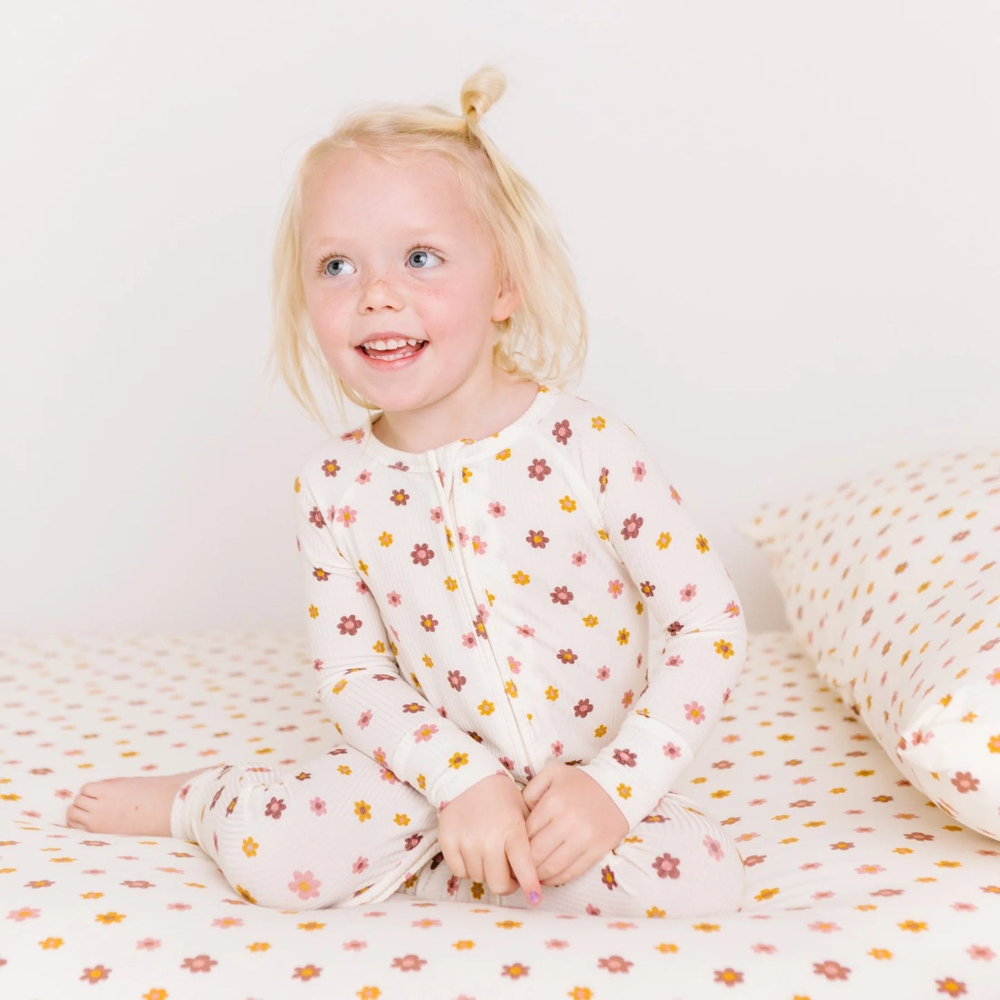 Bamboo Sleeper w/ Fold-Over Feet | Pink Daisies (Small Ribbed)